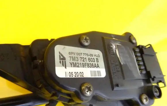 Volkswagen Sharan Accelerator throttle pedal 7M3721603B