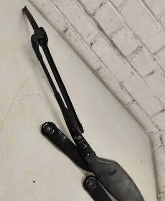 Mercedes-Benz E W211 Front wiper blade arm A2118201244