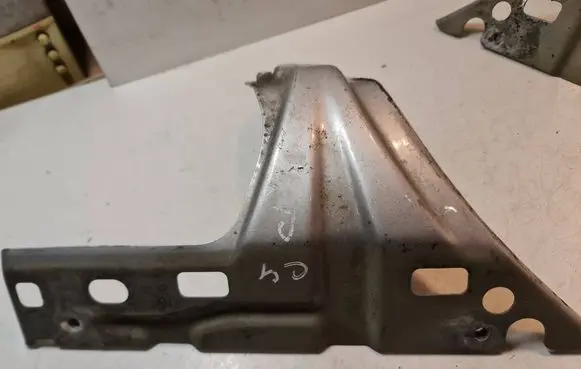 Volkswagen Caddy Fender mounting bracket 1T0821136