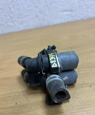 Mercedes-Benz E W210 Coolant heater control valve 0235451628 D8395