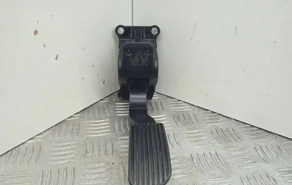 Mercedes-Benz Sprinter W906 Accelerator throttle pedal A9063000304