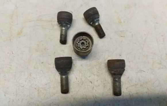 Suzuki Vitara (LY) Anti-theft wheel nuts and lock 