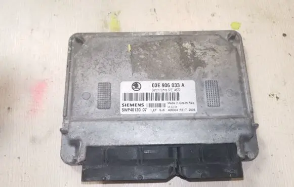 Skoda Fabia Mk2 (5J) Engine control unit/module 03E906033A
