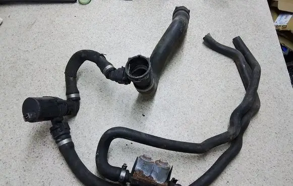 Engine coolant pipe/hose
