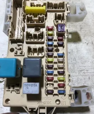 Toyota Corolla Verso E121 Fuse box set 010301Z668NN 99906N83 70987072ZZ000