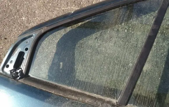 Renault Scenic I Front door vent window glass four-door 
