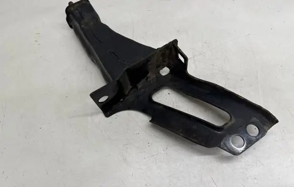 Volvo XC70 Radiator mount bracket 130907