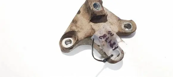 Engine mounting bracket