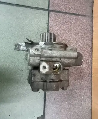 Toyota Land Cruiser (J200) Power steering pump 0000