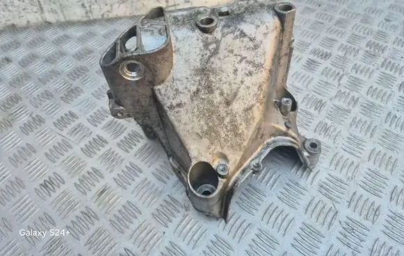 Engine mounting bracket