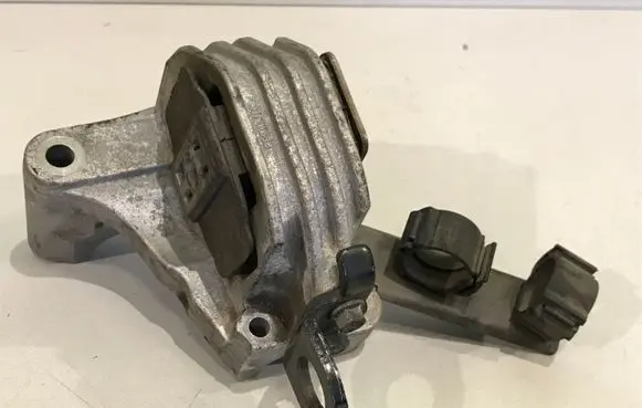Volvo XC90 Engine mount bracket 30741583