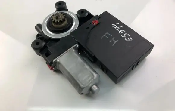 Volvo C30 Front door window regulator motor 979038100