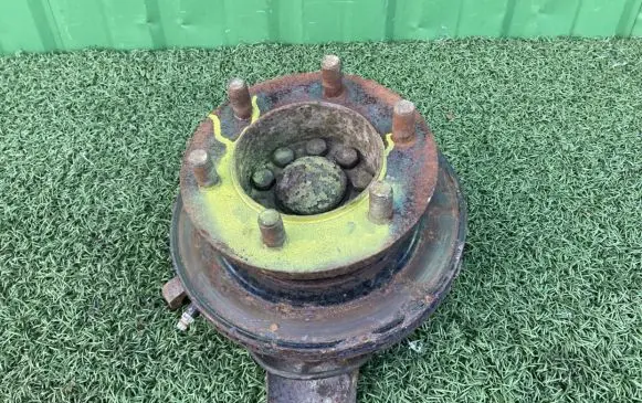 Iveco Daily 4th gen Front wheel hub spindle knuckle 504164802 504166117