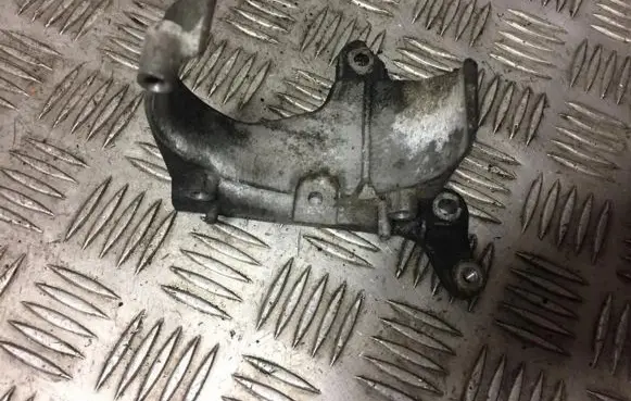 Engine mounting bracket