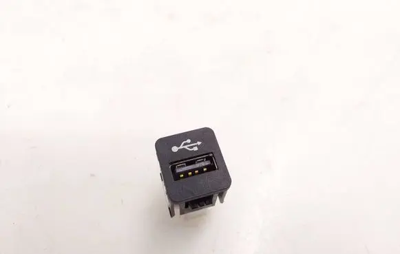 BMW 5 G30 G31 G38 USB socket connector 9229294