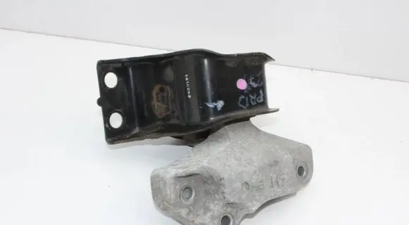 Nissan Juke I F15 Engine mount bracket