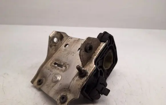 BMW 5 F10 F11 Radiator mount bracket 7186513 51117186513 17117575247