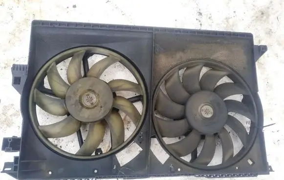 Radiator cooling fan shroud