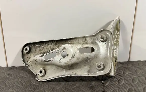 Skoda Octavia Mk2 (1Z) Fender mounting bracket 1Z0821142A