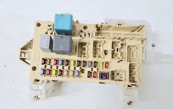 Toyota Corolla Verso AR10 Fuse module 892210F010