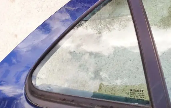 Renault Laguna II Rear vent window glass 