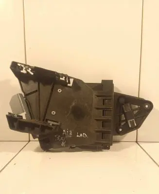 Rear door exterior handle/bracket