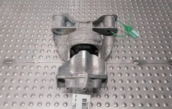 Engine mount vacuum valve