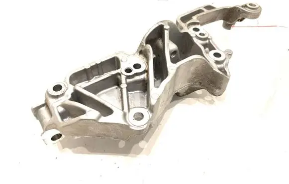 Engine mounting bracket