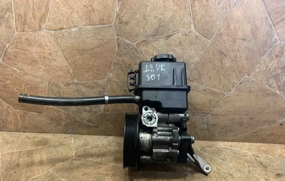 Mercedes-Benz E W212 Power steering pump A0064664701