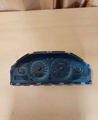 Volvo V70 Speedometer (instrument cluster) 30746102 8602885