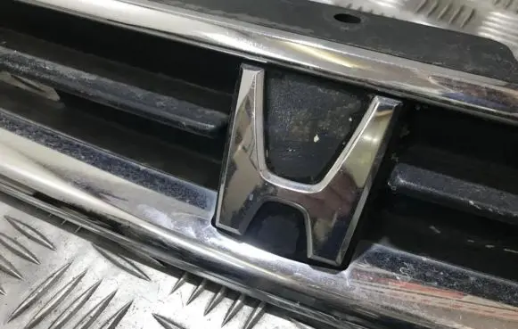 Manufacturer badge logo/emblem