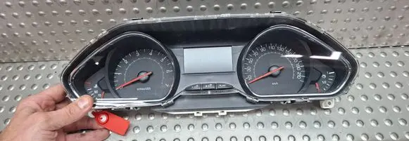 Peugeot 208 Speedometer (instrument cluster) S25053900 9673777580