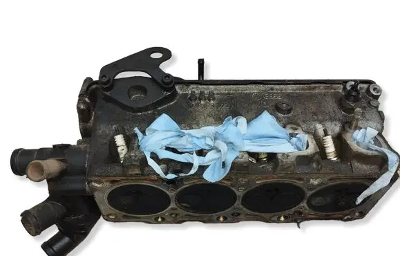 Volkswagen Polo II 86C 2F Engine head 030103373B