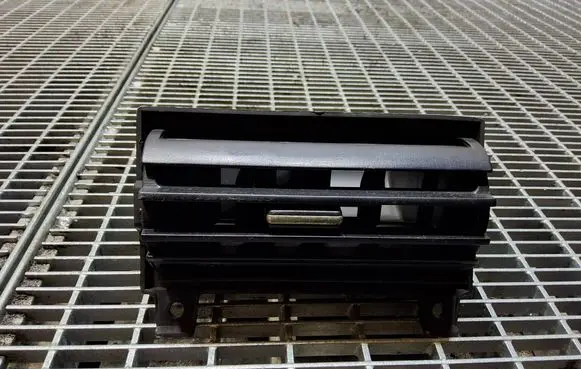 Nissan Elgrand Dash center air vent grill 68761WL000