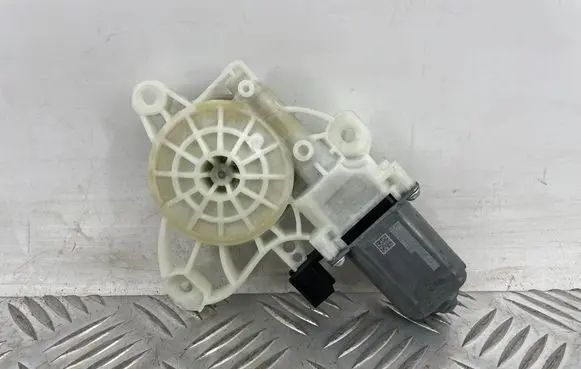 Mercedes-Benz C W205 Front door window regulator motor A0009065806 A76186113