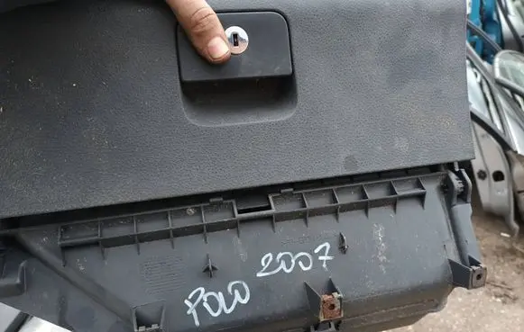 Volkswagen Polo IV 9N3 Glove box set 