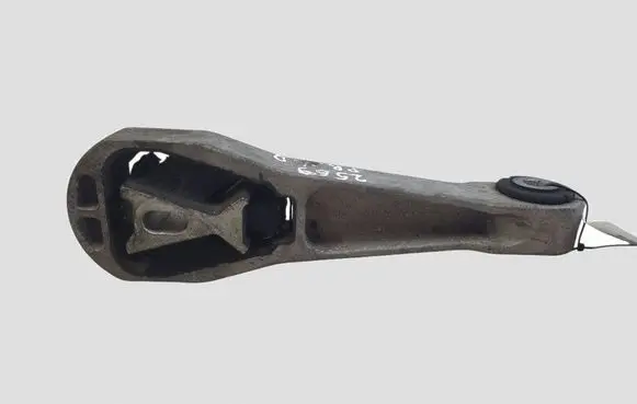 Volvo V40 Engine mount bracket