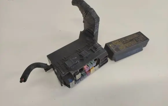 Nissan X-Trail T30 Fuse box set 71543266 24382