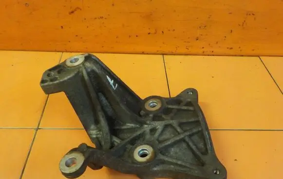 Dodge Nitro Engine mounting bracket 20513136F
