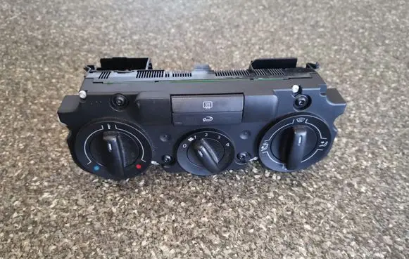 Volkswagen Golf V Climate control unit