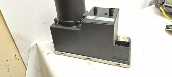 Audi A6 S6 C4 4A Central locking vacuum pump 8L0862257A