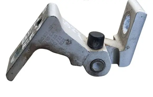 Volkswagen Beetle A5 Front door lower hinge 7N0831402