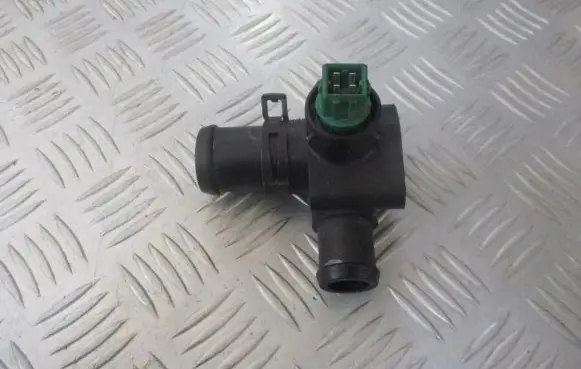 Audi A4 S4 B5 8D Engine coolant pipe/hose