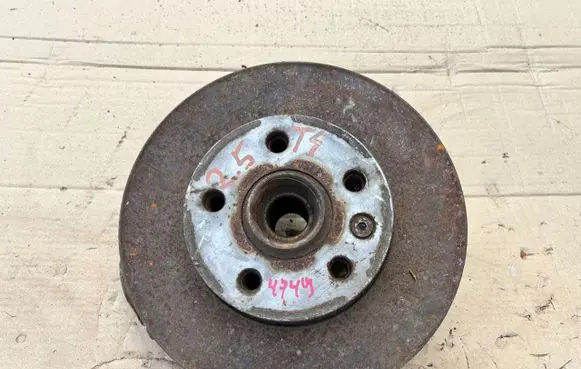 Volkswagen Transporter - Caravelle T4 Front wheel hub spindle knuckle