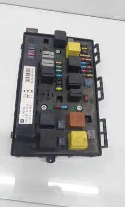 Opel Zafira B Fuse module 13206754