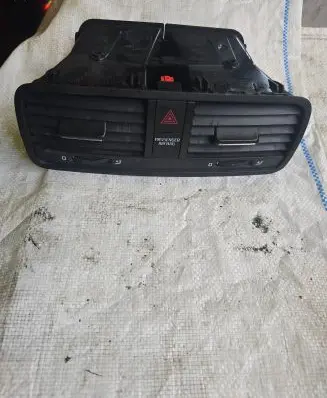 Skoda Yeti (5L) Dash center air vent grill 5L0820951