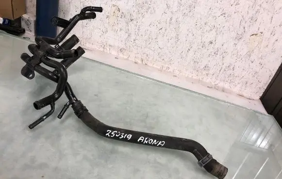 Seat Arona Engine coolant pipe/hose 04l121084