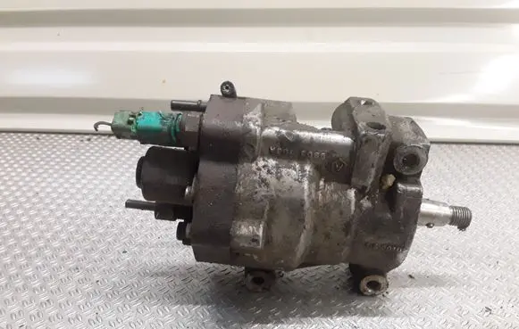Renault Megane II Fuel injection high pressure pump 8200057225 R9042A014A