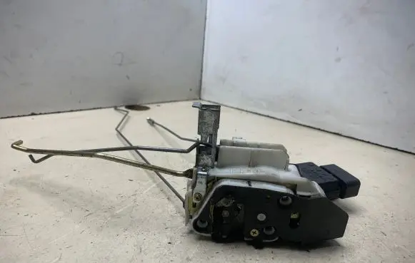 Suzuki Liana Front door lock B07SPLR
