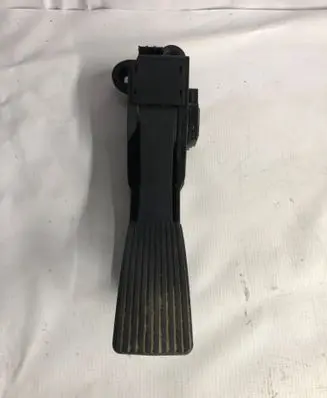Mercedes-Benz ML W164 Accelerator throttle pedal A1643000004 0682 260607